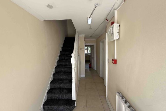 7 Meadowbank Gardens, Hounslow photo 2
