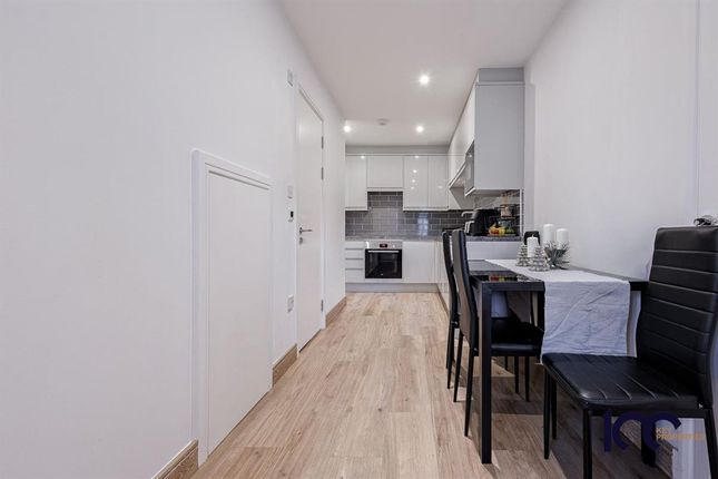 14a Victoria Avenue, Romford photo 5