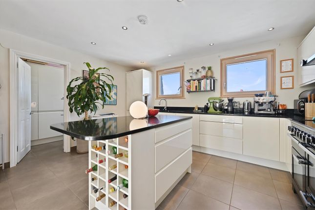 Flat 4, 14, Sinclair Gardens, London photo 2