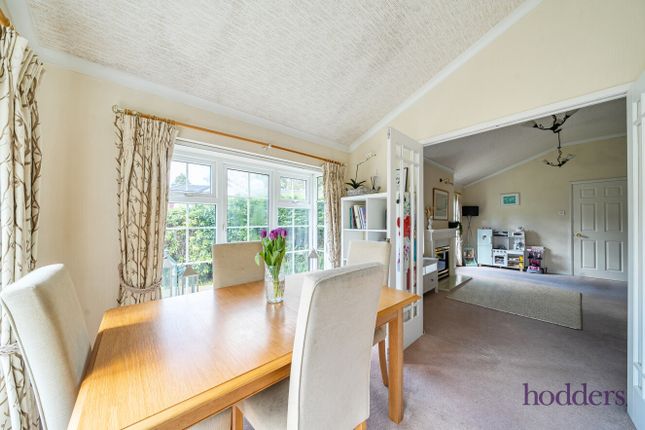 12, Fangrove Park, Lyne photo 4