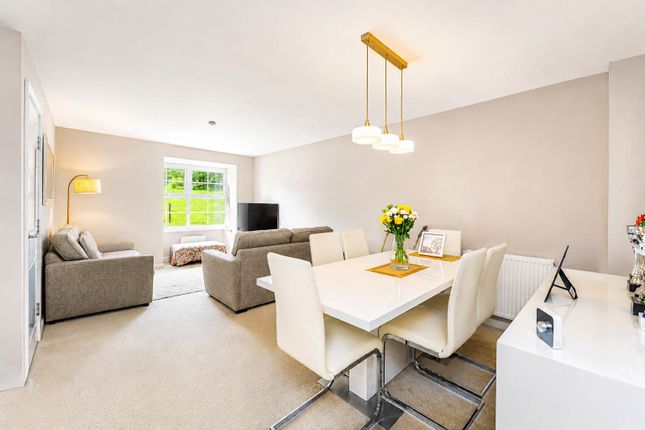 51, Rayleigh Close, Manchester photo 2