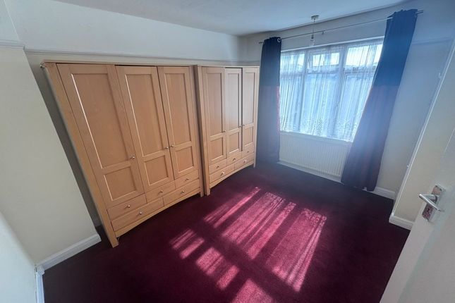 373, Cranford Lane, Harlington photo 4