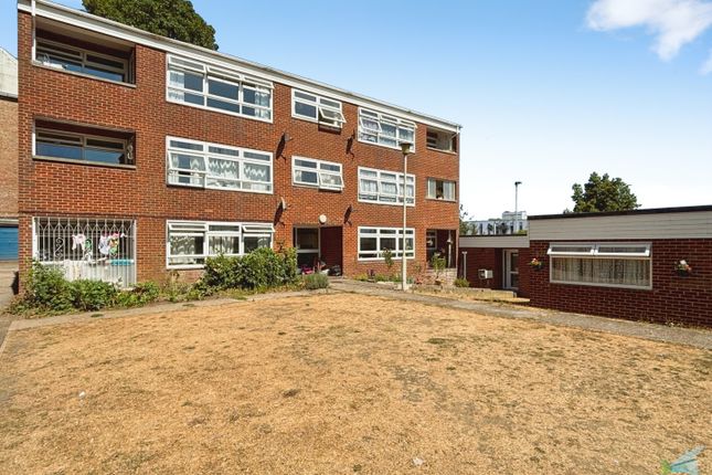 12, College Court, Ashford photo 2