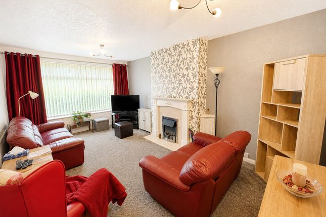 10, Leaventhorpe Way, Bradford photo 4