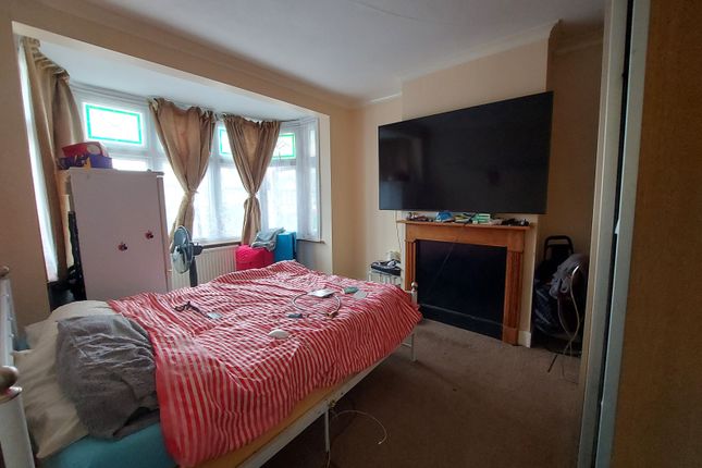 116, Primrose Avenue, Chadwell Heath, Essex photo 2