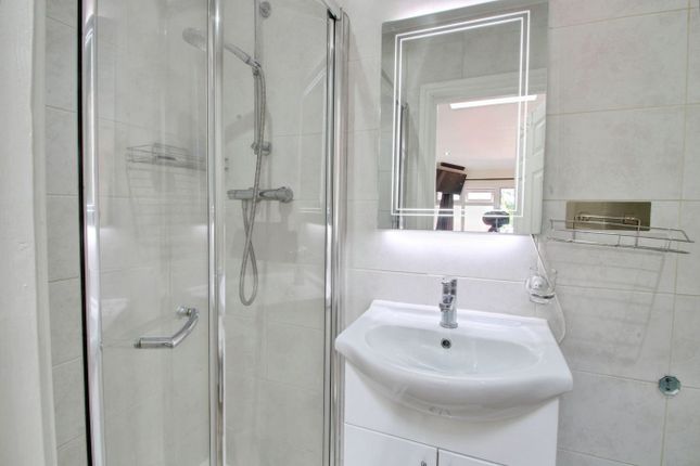 Annexe, 115, Long Lane, Stanwell photo 4