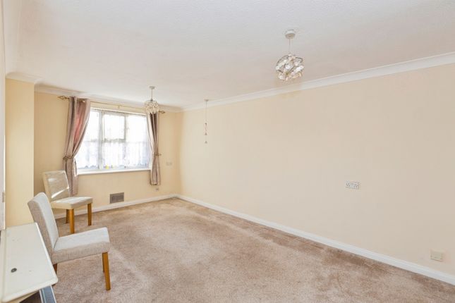 Flat 34, Cromwell Lodge,, Longbridge Road, Barking photo 2