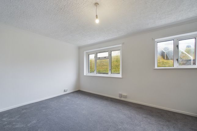 Flat to rent in Maker View, Milehouse, Stoke