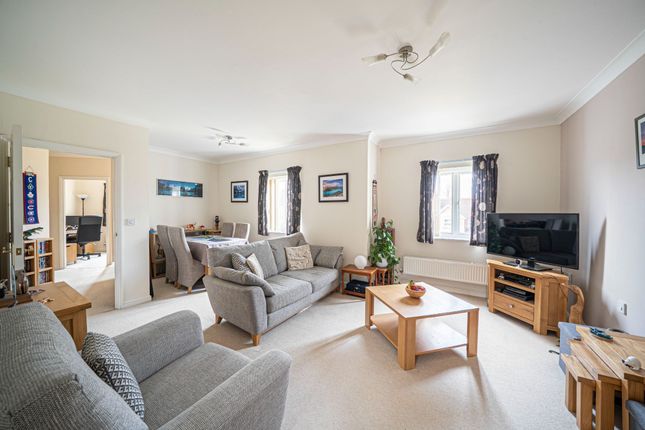 6 Greenly Court Denning Mead, Andover photo 2