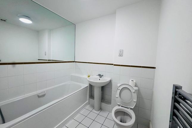 Fieldview Court, Farnburn Avenue, Slough photo 5