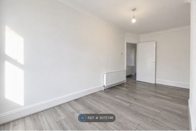 Flat, Enfield photo 4