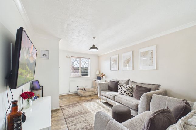 14 Silbury Close, Reading photo 2