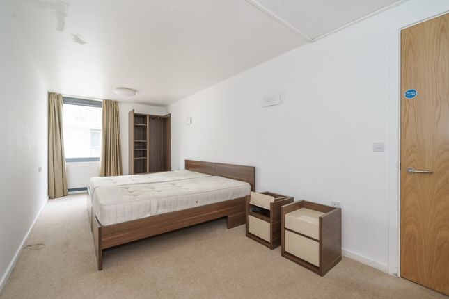 Flat B, 4, Lakeside Way, Wembley photo 5