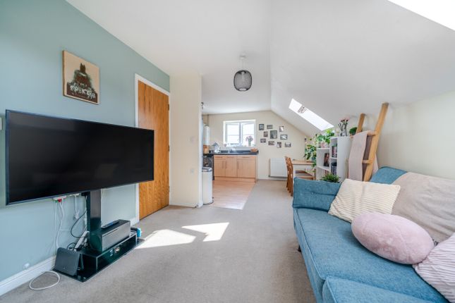 Flat Thirteen at One, Brosse Way, London photo 3