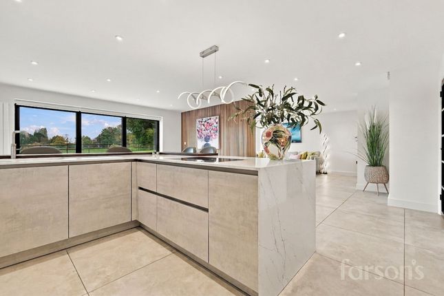 15 Park Meadow, Brentwood photo 4