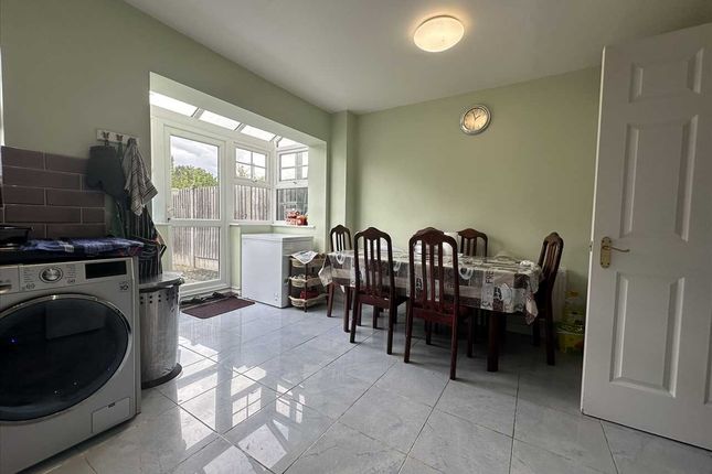 47, Rosebates Drive, London photo 3
