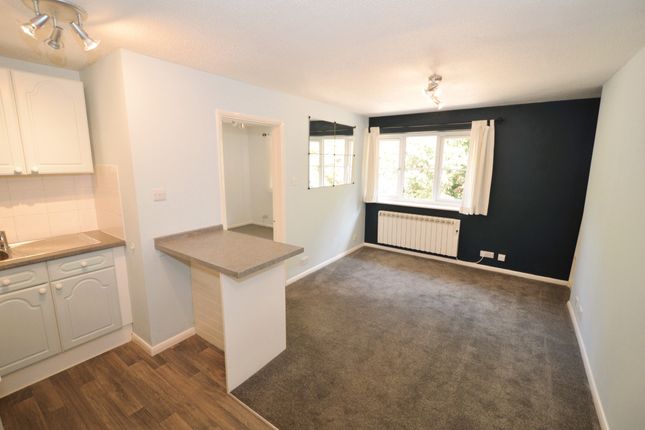 9 Laird Court, Bagshot photo 2