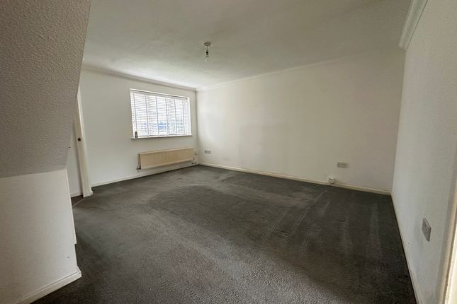 15 Cae'R Gerddi, Pontypridd photo 2