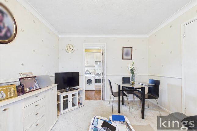 10, Hollybush Way, Waltham Cross photo 4