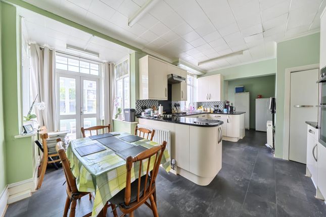 37, Corringway, Ealing photo 4