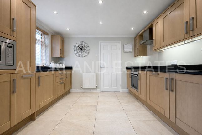 4, Robert Close, Potters Bar photo 3