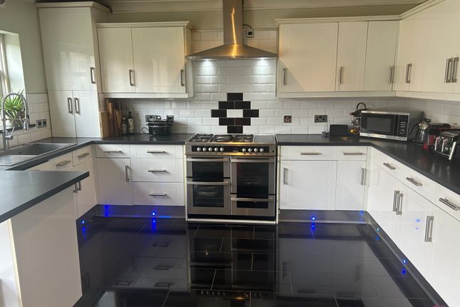96, Fern Lane, Hounslow photo 3