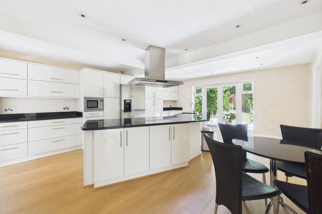 8, Stable Lane, Beaconsfield photo 2