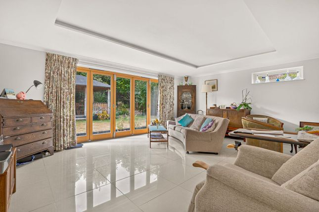 2a, Vicarage Crescent, Egham photo 4