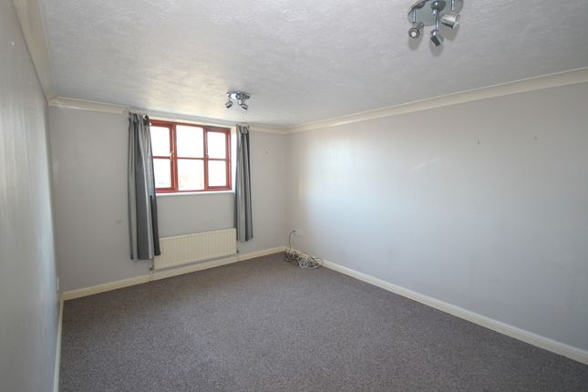 Flat for sale in Foxes Close, Southwater