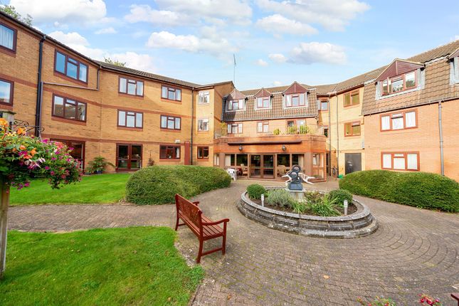 Flat for sale in Crescent Dale, Shoppenhangers Road, Maidenhead