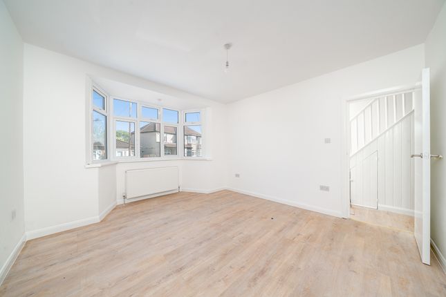 33, Wainfleet Avenue, Romford photo 3