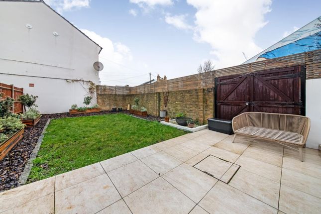 Flat for sale in Meeting House Lane, Peckham, London