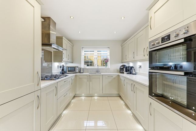 22, Naylor Avenue, Leeds photo 2
