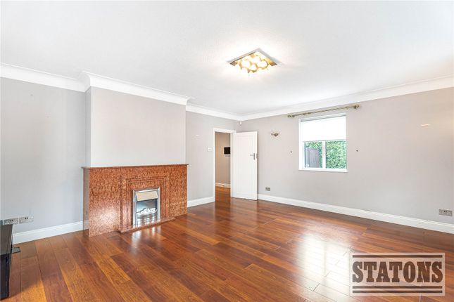 18, Parkgate Avenue, Hadley Wood photo 2