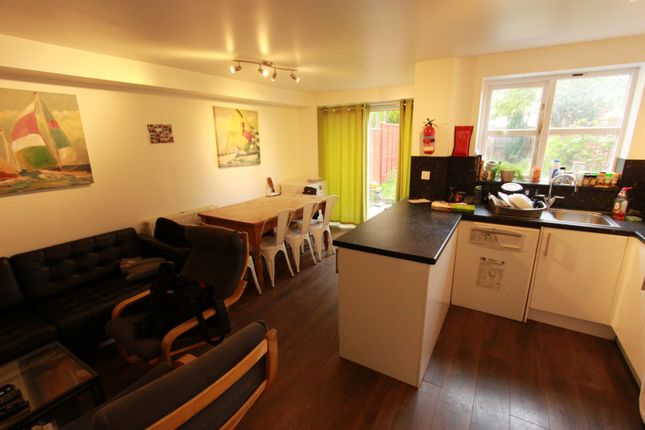 Room 8, 205 Plough Way, London photo 2