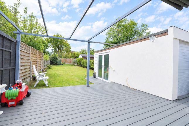 22 Fernwood, Hadleigh, Essex photo 2