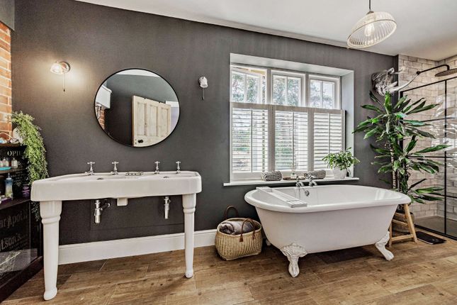 21, Dene Lane, Farnham photo 4
