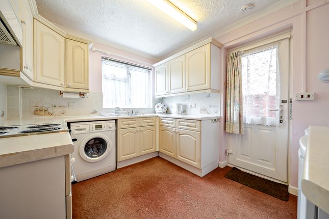 1 Longmead Close, Taunton photo 3