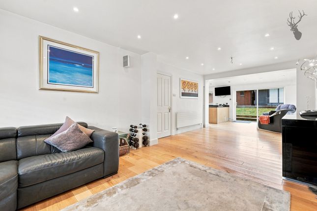 19 Woolhampton Way, Chigwell photo 2