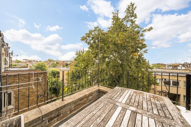 Top Floor Flat, 14, Gascony Avenue, London photo 4