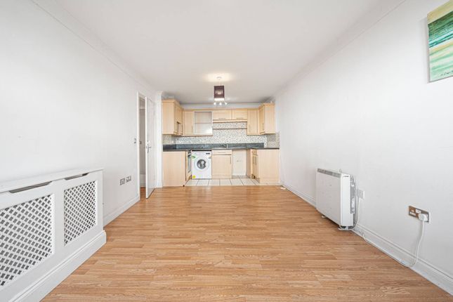 Flat to rent in Connections House, Glebe Road, Finchley, London