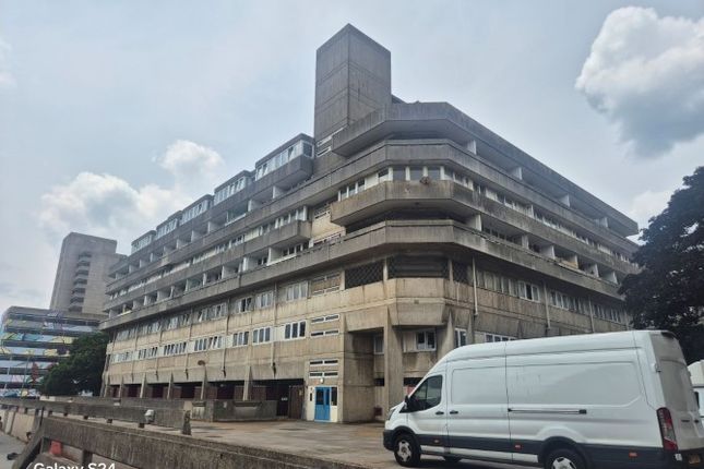 3-bed flat on Flat 177 Wyndham Court, Commercial Road, Southampton, £80,000