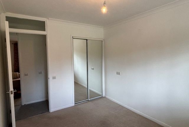 Flat to rent in The Larches, Carterton
