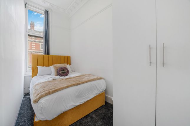 Flat to rent in Oxford Street, London