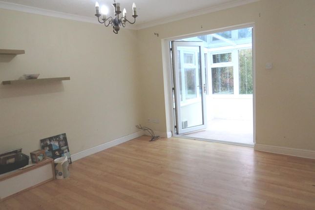 20, Robins Court, Chard photo 3