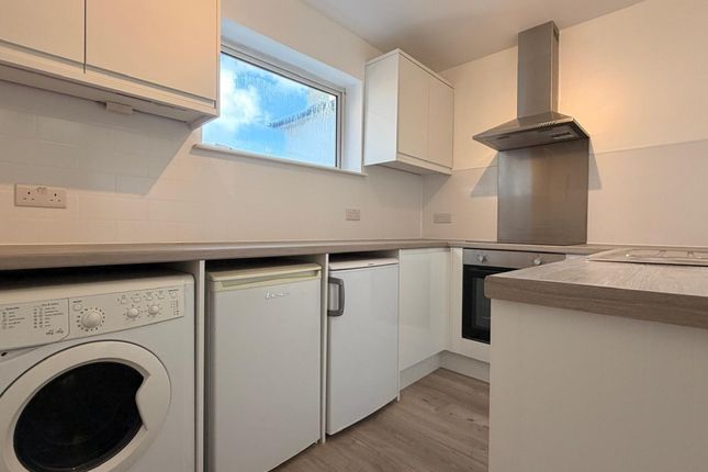 8 Jefferson Court, Warwick Road, Redhill photo 3