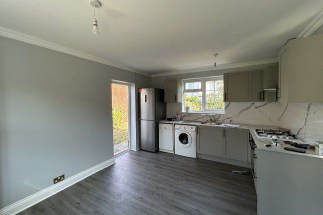 117 Saxon Drive, London photo 3