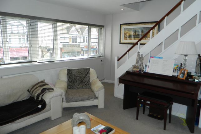Flat to rent in High Street, Shepperton