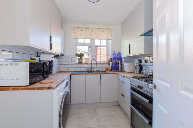 101, Crown Meadow, Colnbrook photo 2