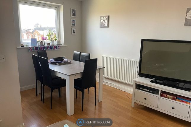 Flat to rent in Chiltern House, Aylesbury